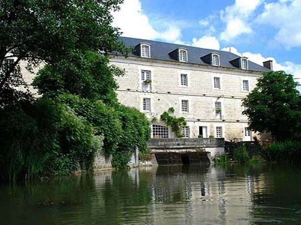 Le Moulin De Poilly Bed & Breakfast Exterior photo